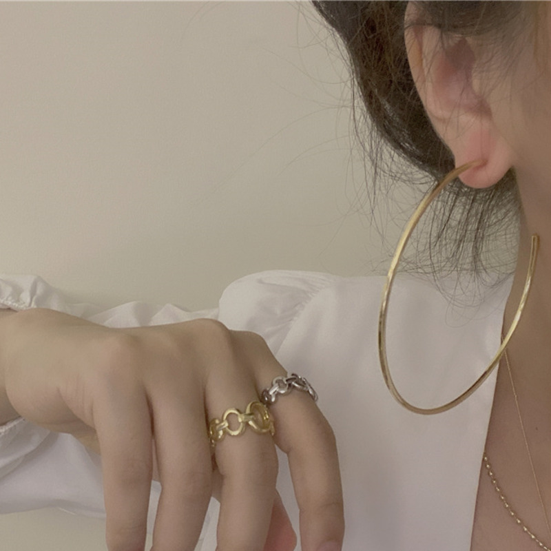 Kpop Retro Geometric C Shape Big Hoop Earrings Exaggerated Minimalist Fashion For Women Earrings Jewelry Accessories Wholesale
Kpop Retro Geometric C Shape Big Hoop Earrings Exaggerated Minimalist Fashion For Women Earrings Jewelry Accessories Wholesale