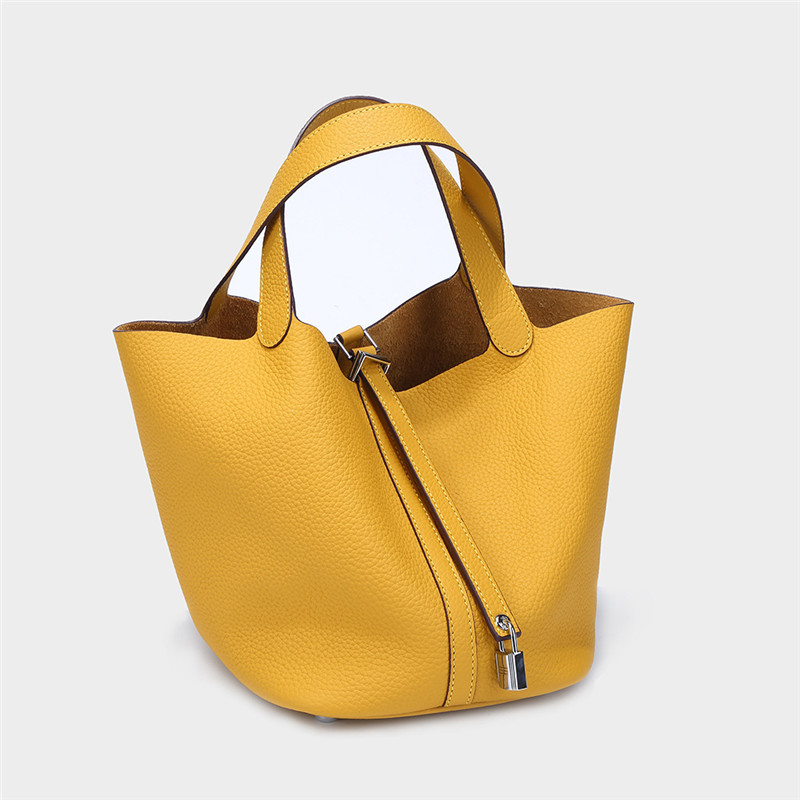 2020 new brand fashion Colorful Bag Basket luxury designer Womans bag Lock Picotin Head Layer Cowhide Bucket Package Hand Carry Handbag Tide, Black trumpet
2020 new brand fashion Colorful Bag Basket luxury designer Womans bag Lock Picotin Head Layer Cowhide Bucket Package Hand Carry Handbag Tide, Black trumpet