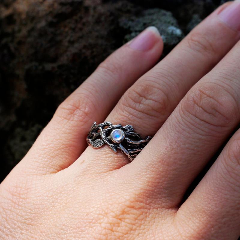 Vintage Retro Creative Mosaic Natural Moonstone Black Gold Color Twig Ring Silver Plated Leaf Ring for Women Engagemant Rings
Vintage Retro Creative Mosaic Natural Moonstone Black Gold Color Twig Ring Silver Plated Leaf Ring for Women Engagemant Rings