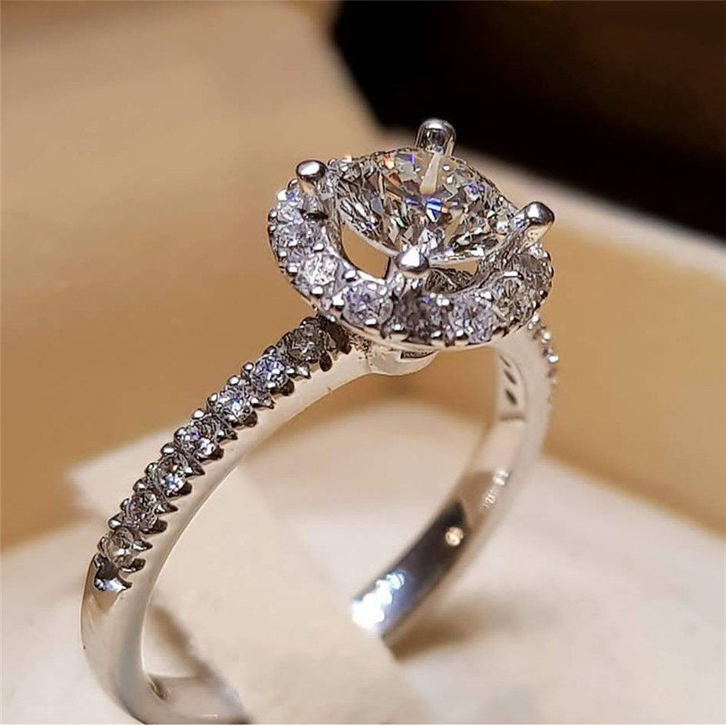 Classic Four-Claw Inlaid Rhinestone Men Women Wedding Ring Jewelry Fashion Full Zircon Silver Color Women's Ring Jewelry Gift
Classic Four-Claw Inlaid Rhinestone Men Women Wedding Ring Jewelry Fashion Full Zircon Silver Color Women's Ring Jewelry Gift