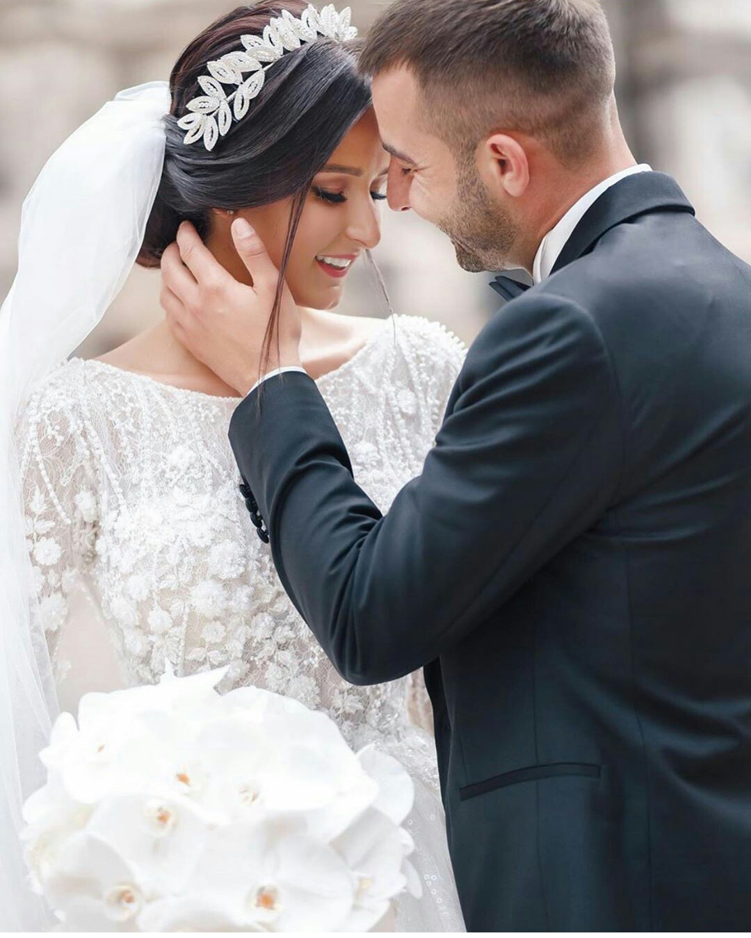 Beach A Line Wedding Dresses Jewel Neck Long Sleeve 3D Floral Flowers Bridal Gowns Backless Lace Appliques Sweep Train Wedding Dress