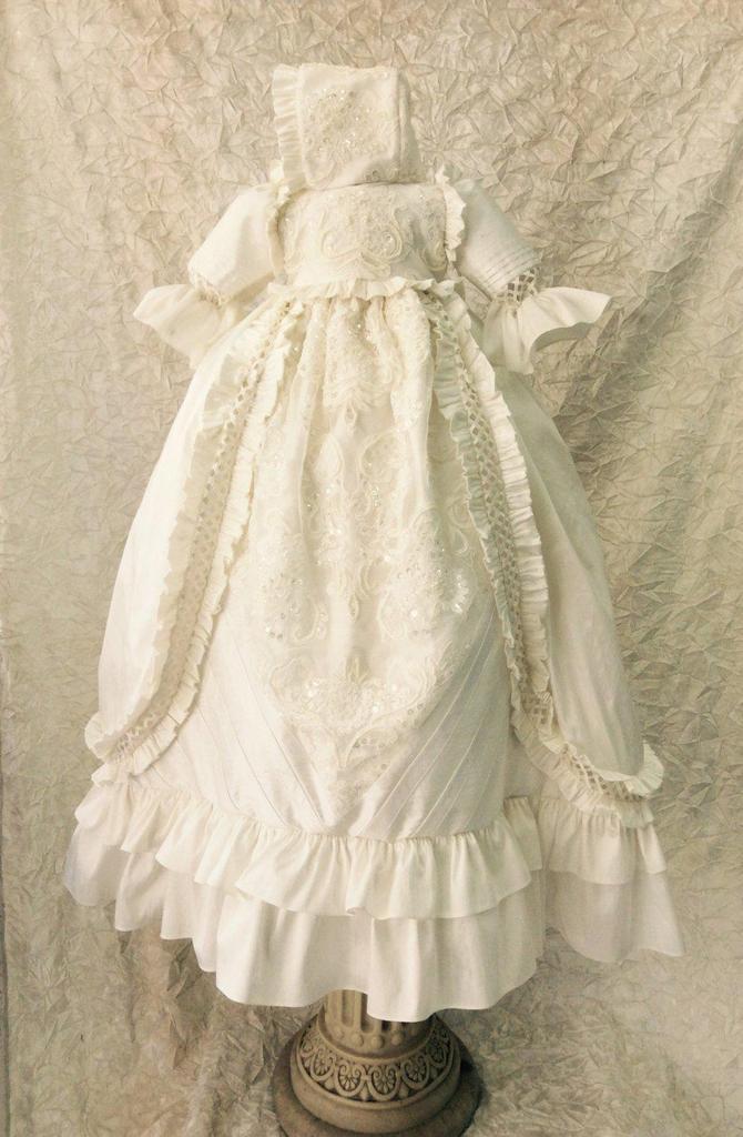 2021 Luxury Sequins Christening Gowns For Cute Baby Girl Lace Flowers Appliqued Pearls Baptism Dresses With Bonnet First Communication Dress