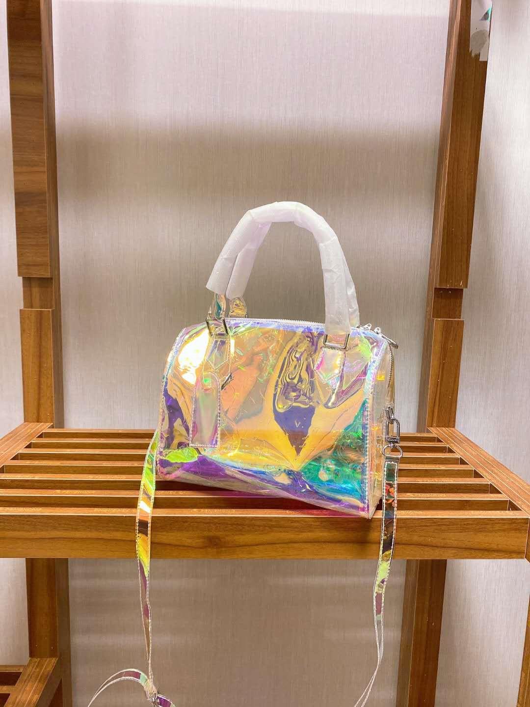 The designer designed the high-quality old flower laser magic color pillow bag, presenting different colors of handbags under different ligh
The designer designed the high-quality old flower laser magic color pillow bag, presenting different colors of handbags under different ligh