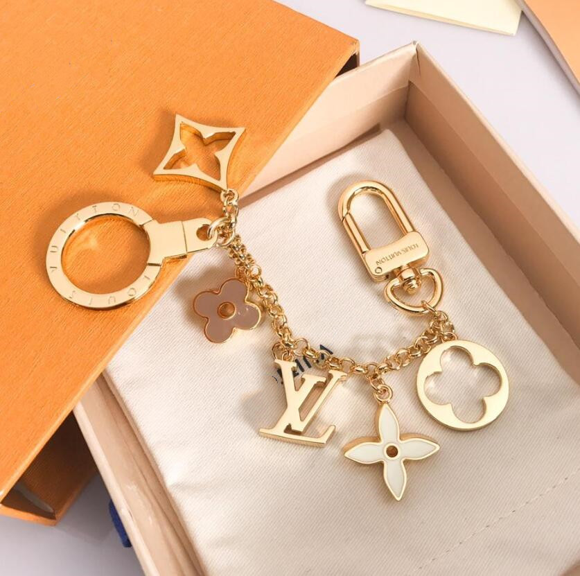 2020 keychain accessories classic fashion keychain for man and women leather letter pattern car keychain with box, Silver
2020 keychain accessories classic fashion keychain for man and women leather letter pattern car keychain with box, Silver
