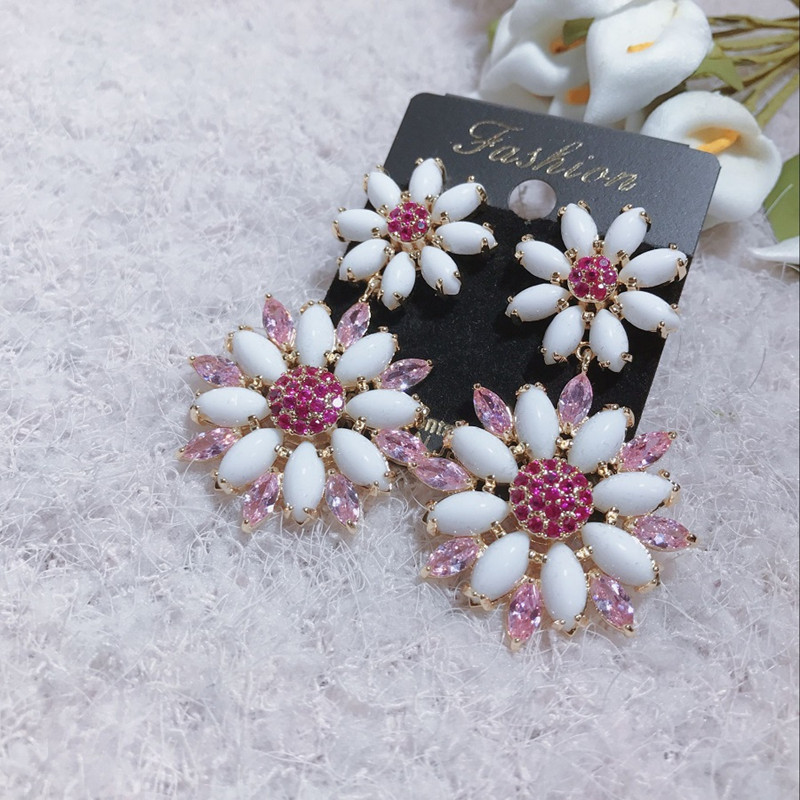 Beautiful Daisy Zircon Drop Earrings Rhodium Plating XIUMEIYIZU Trendy Dangle Earrings Women Girlfriend Gifts
Beautiful Daisy Zircon Drop Earrings Rhodium Plating XIUMEIYIZU Trendy Dangle Earrings Women Girlfriend Gifts