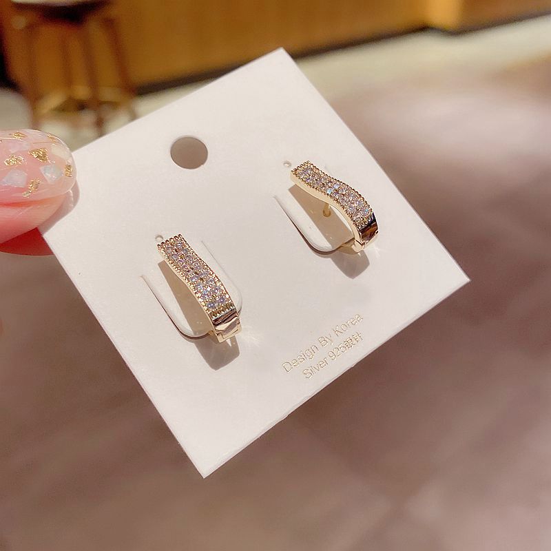 High Quality Geometric Design Micro Paved Cubic Zirconia Hoop Earrings for Women Gold Color Jewelry
High Quality Geometric Design Micro Paved Cubic Zirconia Hoop Earrings for Women Gold Color Jewelry