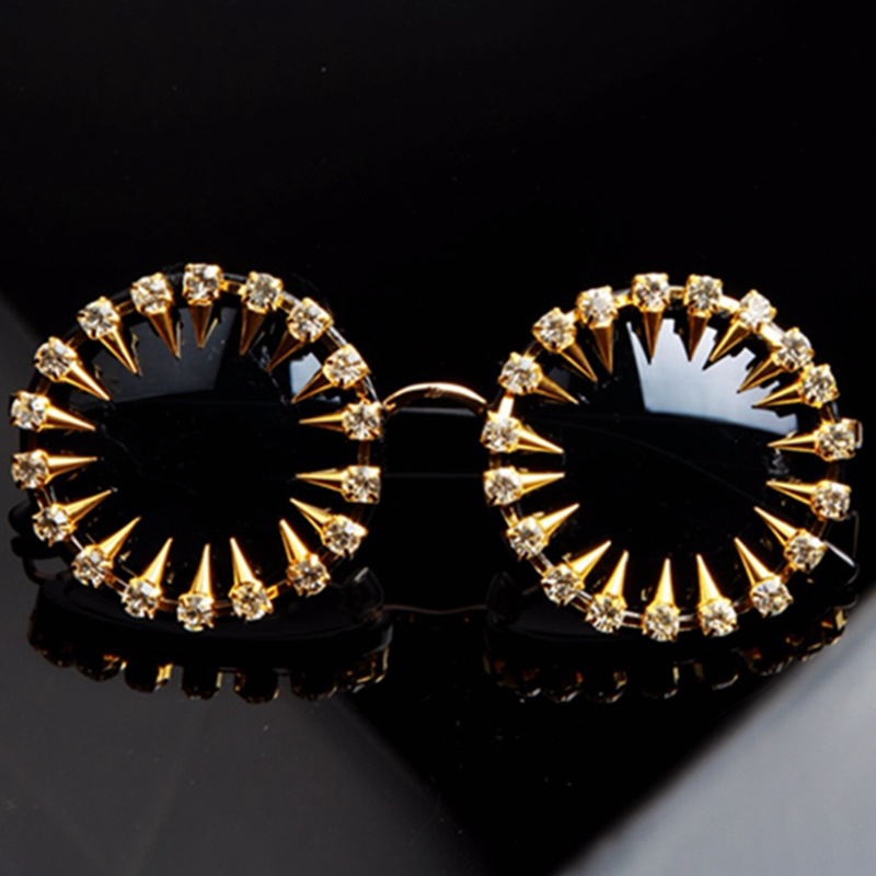 NAUQ retro round sunglasses women 2020 luxury Rhinestone sun glasses metal rivet glasses cool personality steampunk eyewear
NAUQ retro round sunglasses women 2020 luxury Rhinestone sun glasses metal rivet glasses cool personality steampunk eyewear