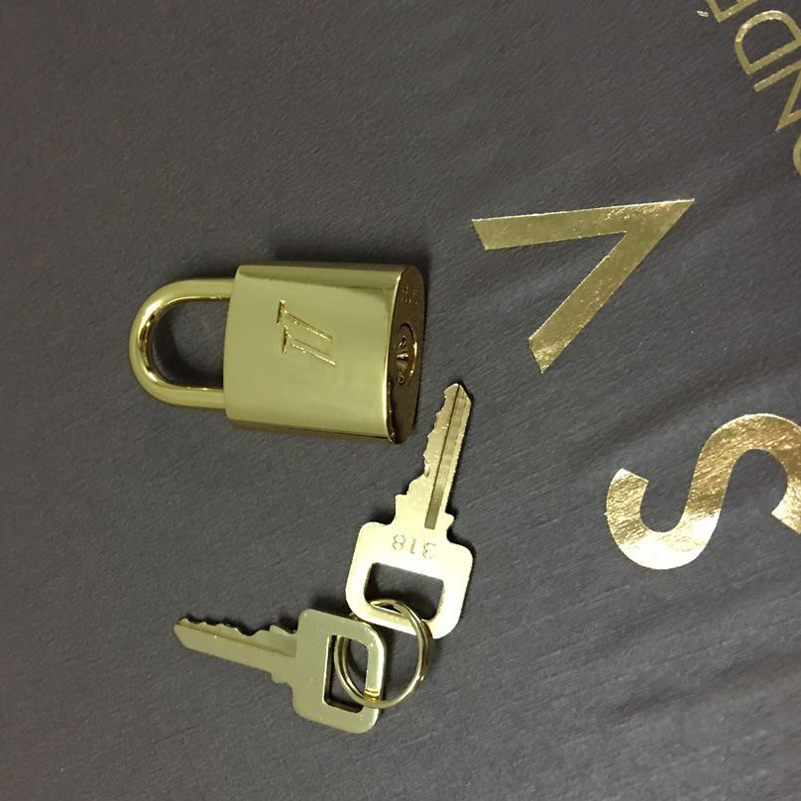 Men's women's luggage padlock safety lock metal color various color locks and keys Suitcase padlock.LOGO Lock set = 1 lock + 2 keys .
Men's women's luggage padlock safety lock metal color various color locks and keys Suitcase padlock.LOGO Lock set = 1 lock + 2 keys .