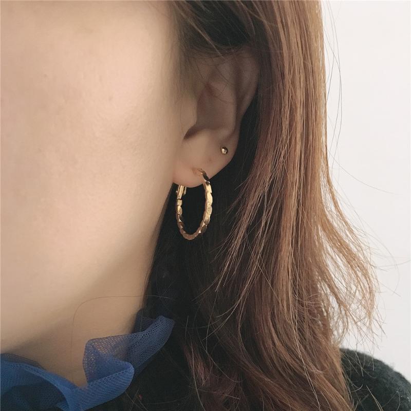 2020 New Casual Gold Color or Rhodium Color 26mm Hoop Earrings For Women Girl Daily Decorated Simple Classic Small Jewelry
2020 New Casual Gold Color or Rhodium Color 26mm Hoop Earrings For Women Girl Daily Decorated Simple Classic Small Jewelry