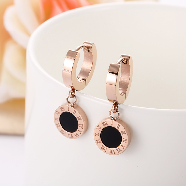 Stainless Stee Ear Hoop Earrings Female Party Wholesale Rose Gold Roman Number Pendants Earrings Party Wholesale Gift
Stainless Stee Ear Hoop Earrings Female Party Wholesale Rose Gold Roman Number Pendants Earrings Party Wholesale Gift