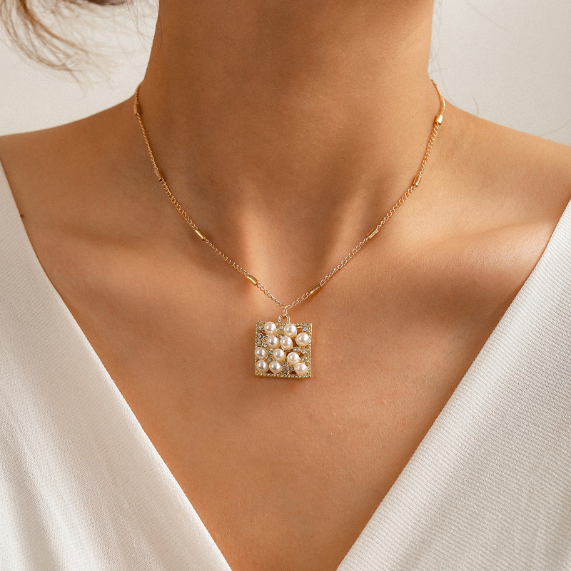 HuaTang Fashion Crystal Pearl Pendant Necklace for Women Geometric Square Metal Clavicle Chain Female Party Jewelry on the Neck
HuaTang Fashion Crystal Pearl Pendant Necklace for Women Geometric Square Metal Clavicle Chain Female Party Jewelry on the Neck