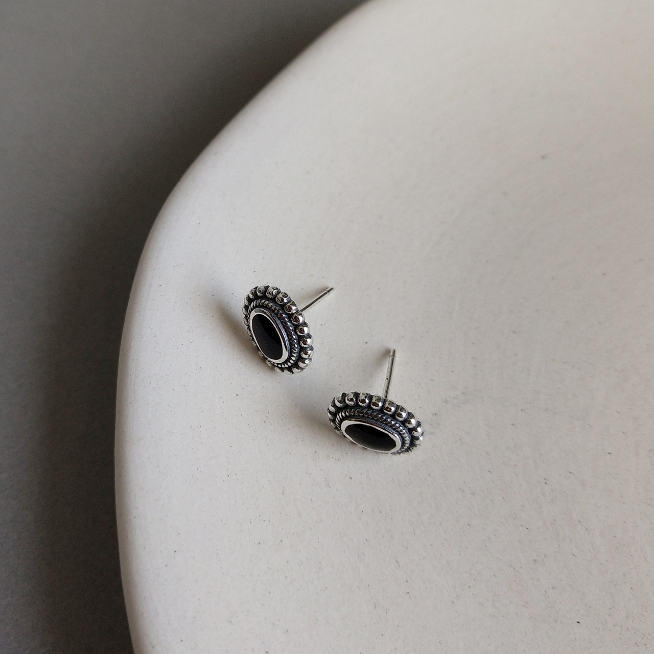 Vintage style 925 sterling silver stud handmade earrings American European antique silver designer stud earrings with black enamal for women
