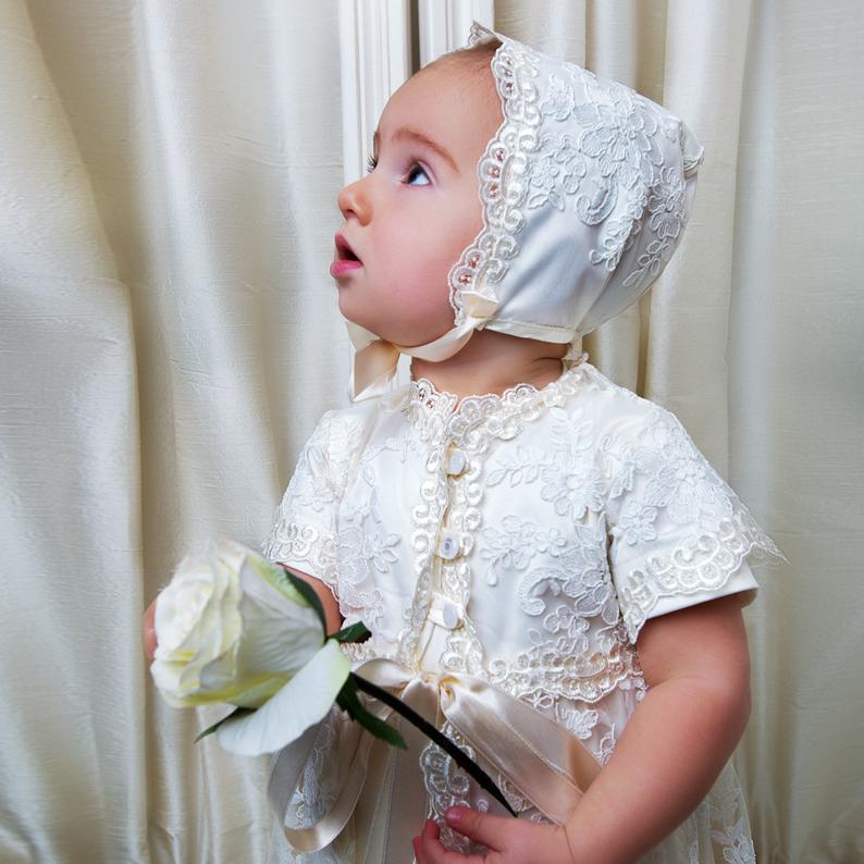 2021 2 Pieces Cute Baby Christening Gowns For Little Girls Short Sleeve Appliques Baptism Dresses With Bonnet First Communication Dress