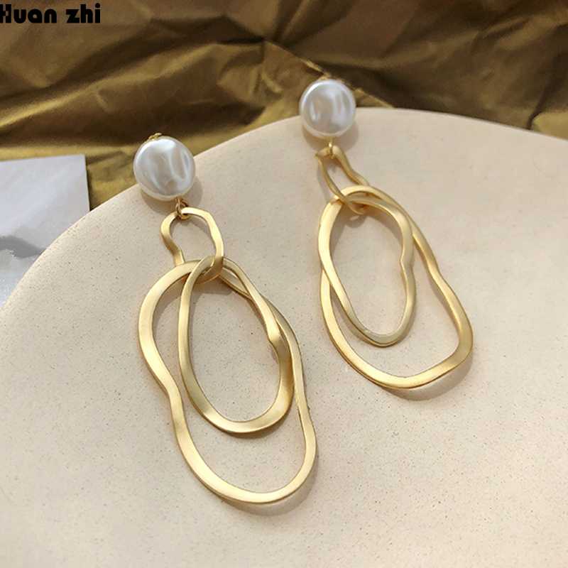 HUANZHI Korean Gold Matte Metal Geometric Twisted Double Wave Oval Link Natural Irregular Pearl Long Drop Earrings for Women
HUANZHI Korean Gold Matte Metal Geometric Twisted Double Wave Oval Link Natural Irregular Pearl Long Drop Earrings for Women
