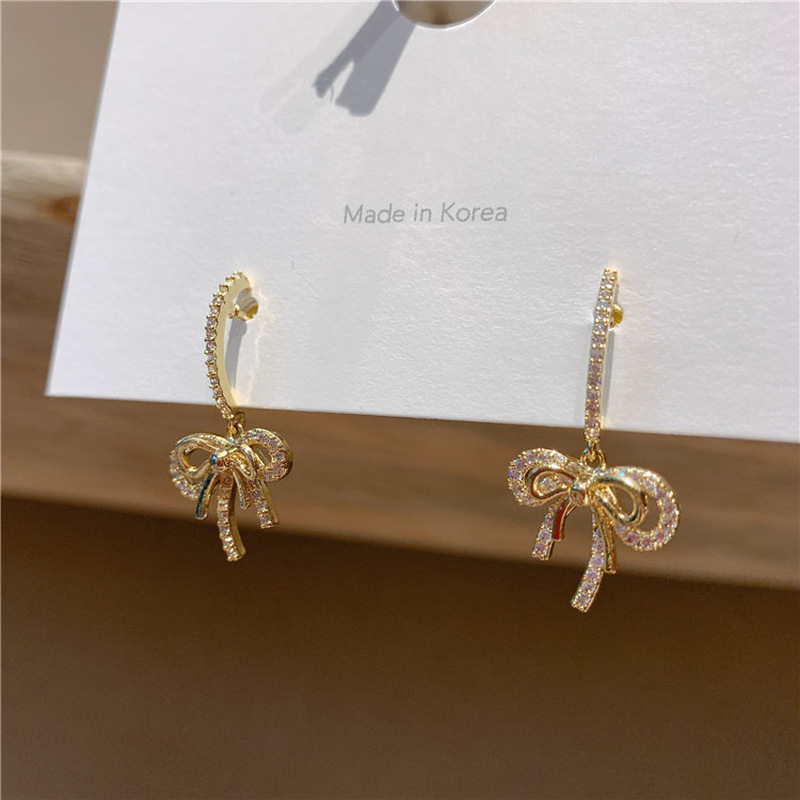 2020 New Korea Style Women Earrings Rhinestones Bow Cute Small Simple Drop Earrings for Girl Women Fashion Jewelry Accessories
2020 New Korea Style Women Earrings Rhinestones Bow Cute Small Simple Drop Earrings for Girl Women Fashion Jewelry Accessories