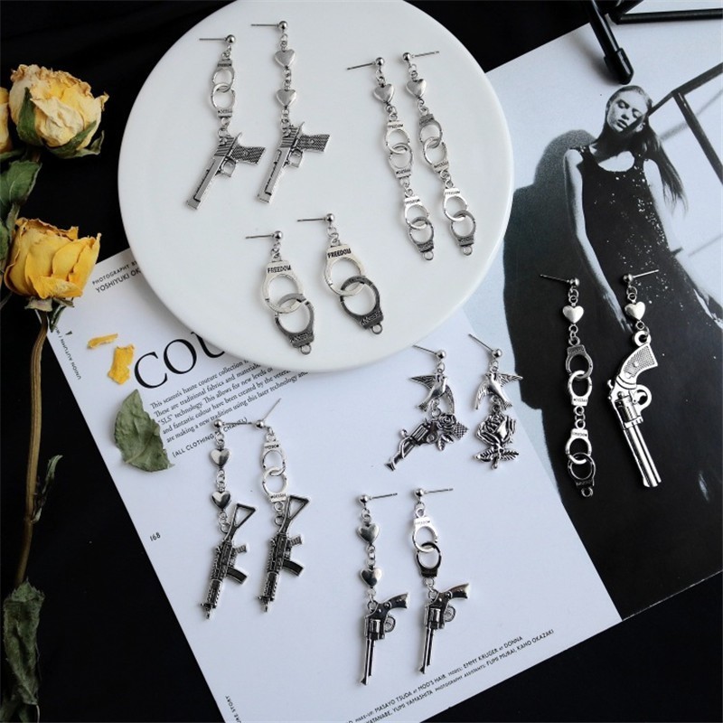 Statement Punk Egirl Weird Asymmetric Pistols Handcuffs Pendant Earrings Women's Men Decoration Creativity Jewelry Accessories
Statement Punk Egirl Weird Asymmetric Pistols Handcuffs Pendant Earrings Women's Men Decoration Creativity Jewelry Accessories