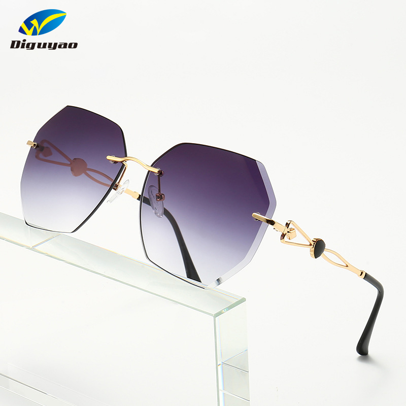 Sunglasses DIGUYAO Frameless Gradient Heart Decoration Women Glasses Fashion Irregular Metal Temple Rimless Eyeglasses Female
Sunglasses DIGUYAO Frameless Gradient Heart Decoration Women Glasses Fashion Irregular Metal Temple Rimless Eyeglasses Female