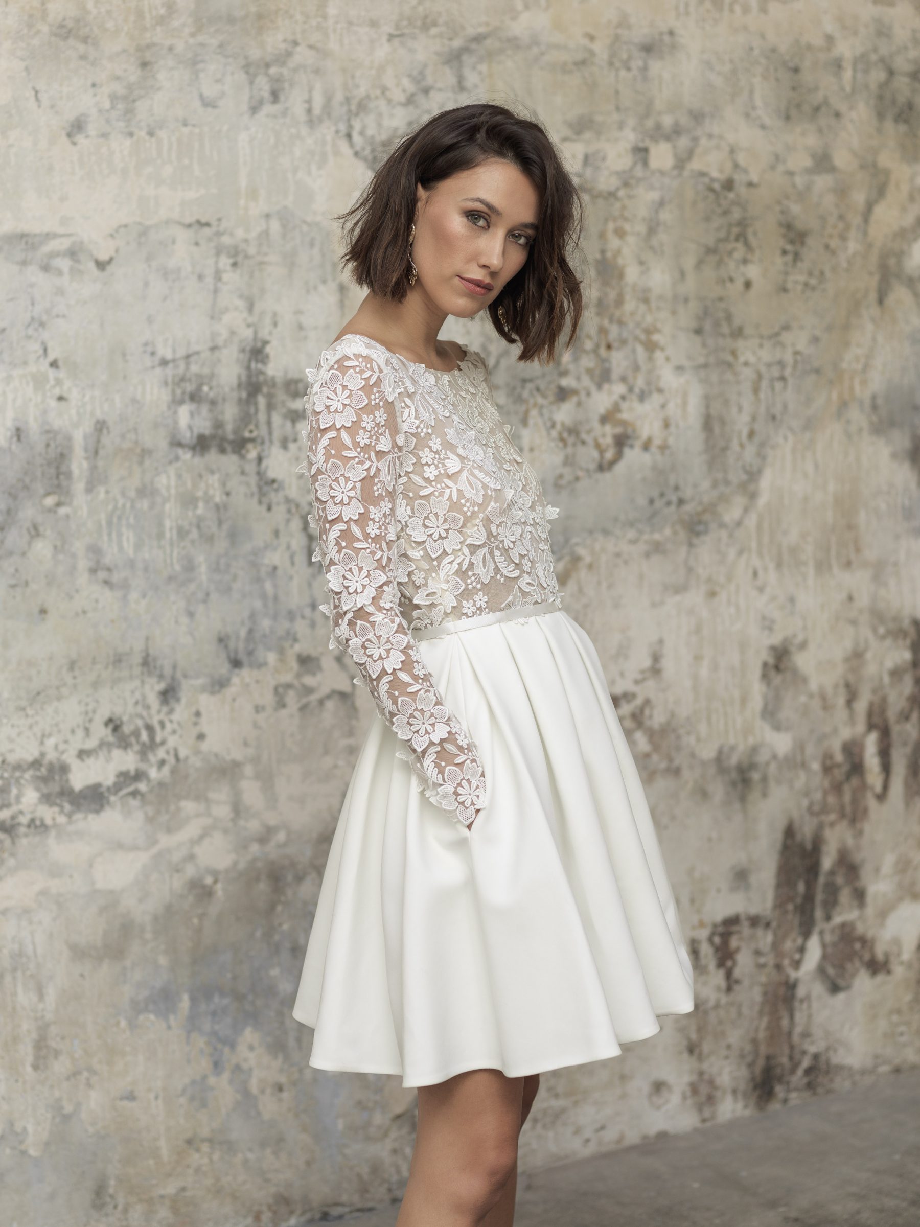 2021 Short Beach Satin Wedding Dresses Lace Appliqued Long Sleeve Backless Reception Gowns With Pockets Women Formal Dress