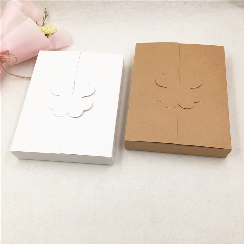 20pcs/lot 16*12.6*2.5cm Kraft /white Paper Cake knife and fork Packing Box Clover Paper Boxes Party Cake Package Egg Tart Box
20pcs/lot 16*12.6*2.5cm Kraft /white Paper Cake knife and fork Packing Box Clover Paper Boxes Party Cake Package Egg Tart Box
