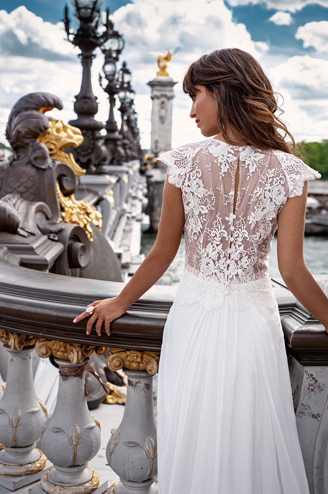 Bohemian A Line Wedding Dresses Illusion Jewel Neck Short Sleeve Appliques Bridal Gowns Floor Length Button Back Wedding Dress