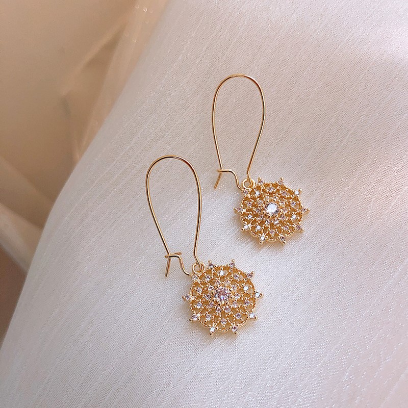Dominated Hollow metal flowers Geometric fine crystal Drop earrings New Women Korean Vintage style joker earrings
Dominated Hollow metal flowers Geometric fine crystal Drop earrings New Women Korean Vintage style joker earrings