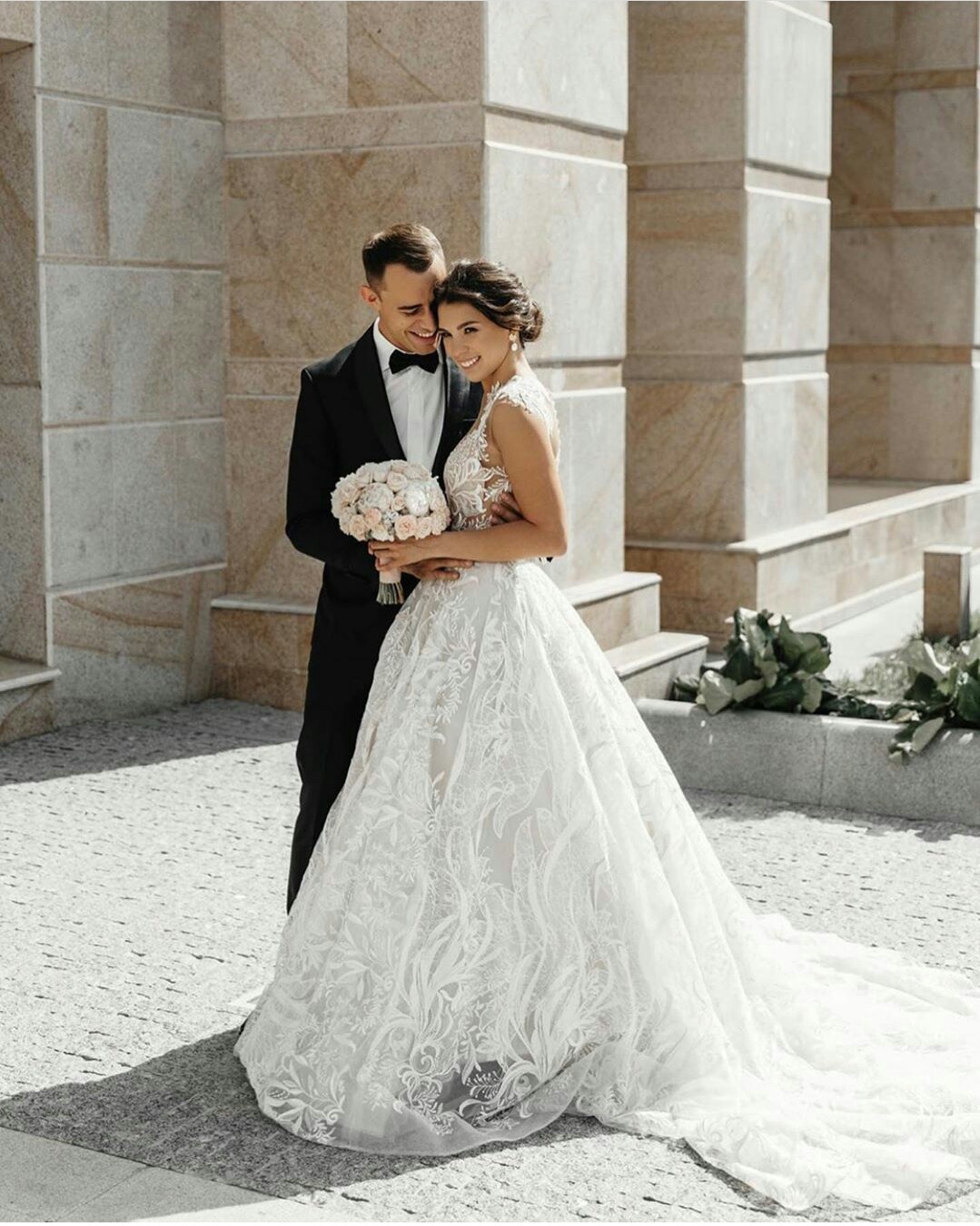 2021 Elegant Lace Wedding Dresses with Veil Sweep Train Sleeveless Illusion Bridal Gowns vestido de novia