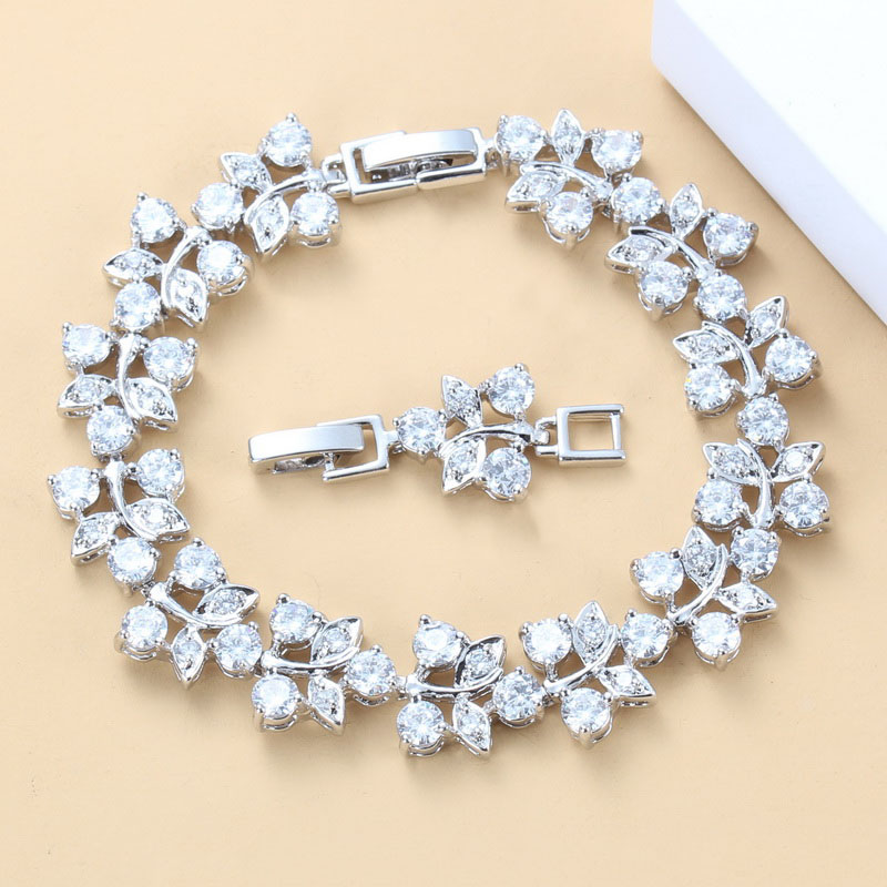 Exclusive Natural White Natural Crystal CZ Wedding Costume Silver Color Jewelry Link Chain Bracelet Length 18+3 CM
Exclusive Natural White Natural Crystal CZ Wedding Costume Silver Color Jewelry Link Chain Bracelet Length 18+3 CM