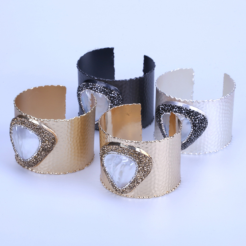 Classic Big Natural Shell Charm Pave Golden Rhinestone Retro Matte Gold Color Hammered Bangle Wrap Wide Open Bangle Cuff Women
Classic Big Natural Shell Charm Pave Golden Rhinestone Retro Matte Gold Color Hammered Bangle Wrap Wide Open Bangle Cuff Women