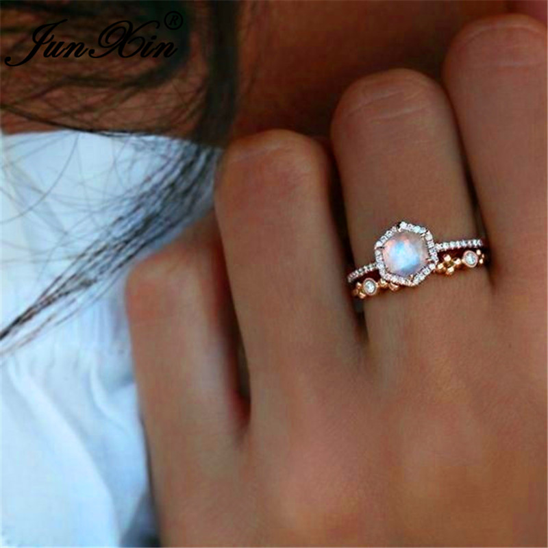 JUNXIN Boho Female Hexagon Clear Moonstone Ring Sets For Women Rose Gold Filled White Crystal Engagement Couple Ring Jewelry CZ
JUNXIN Boho Female Hexagon Clear Moonstone Ring Sets For Women Rose Gold Filled White Crystal Engagement Couple Ring Jewelry CZ