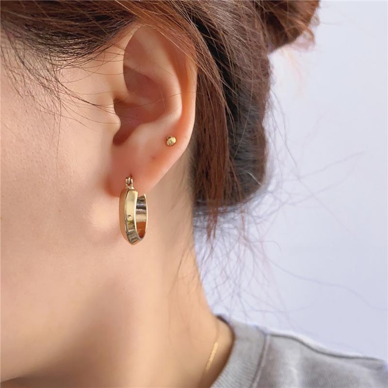 Casual Gold or Silver Color Plating 22mm Diameter Curved Surface 5mm Wide Small Hoop Earrings For Lady Office Party Decoration
Casual Gold or Silver Color Plating 22mm Diameter Curved Surface 5mm Wide Small Hoop Earrings For Lady Office Party Decoration