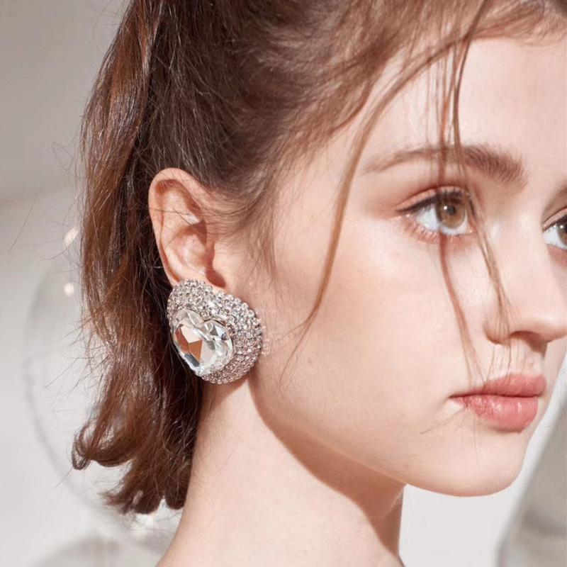 Brand New Shiny Crystal Rhinestone Heart Stud Earrings For Women Fashion Jewelry Boutique Collection Earrings Accessories
Brand New Shiny Crystal Rhinestone Heart Stud Earrings For Women Fashion Jewelry Boutique Collection Earrings Accessories