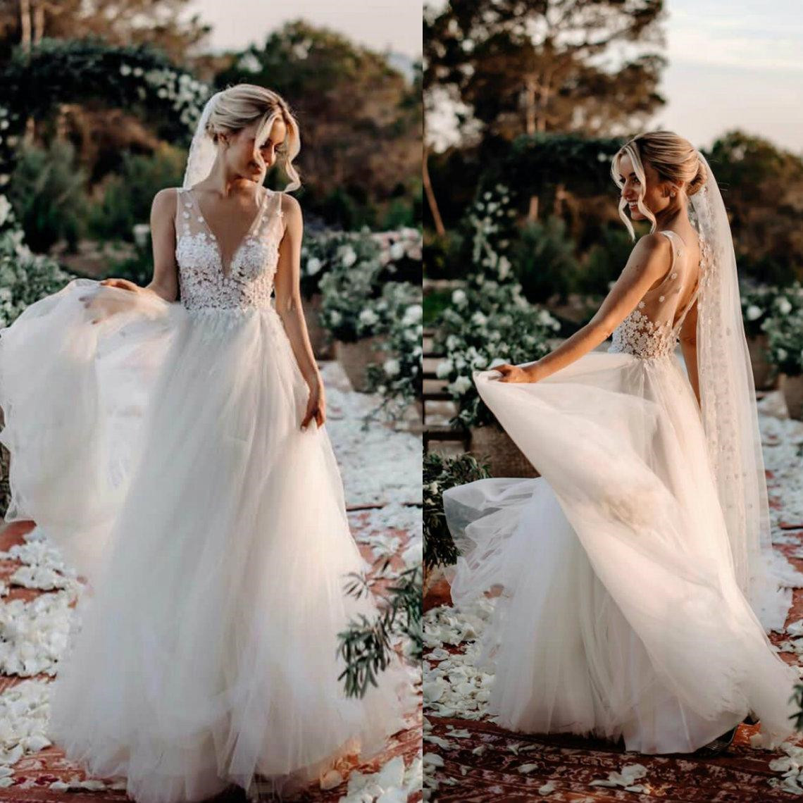 2020 Bohemia Wedding Dresses V Neck Sleeveless Lace Appliques Bridal Gowns Custom Made Backless Sweep Train A Line Wedding Dress, Silver
2020 Bohemia Wedding Dresses V Neck Sleeveless Lace Appliques Bridal Gowns Custom Made Backless Sweep Train A Line Wedding Dress, Silver
