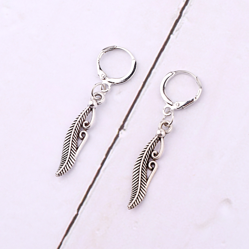 1Pair Vintage Long Feather Leaves Hoop Earrings Punk Retro Ethnic Leaf Pendant Endless Circle Earrings Female Jewelry E597
1Pair Vintage Long Feather Leaves Hoop Earrings Punk Retro Ethnic Leaf Pendant Endless Circle Earrings Female Jewelry E597