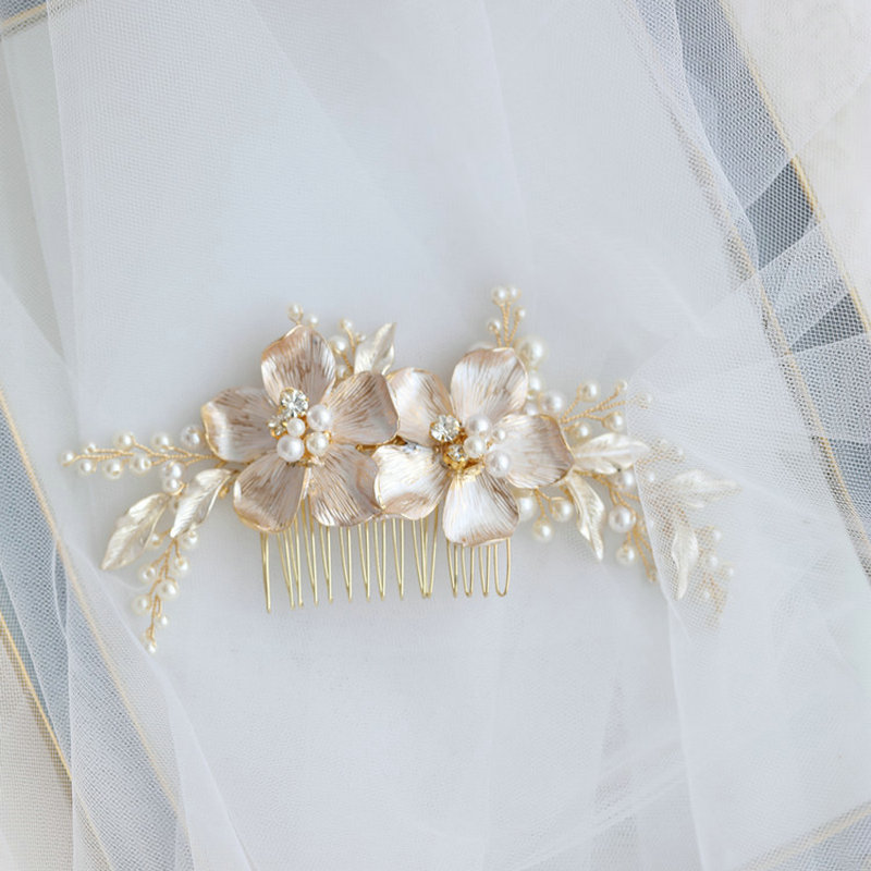Gorgeous White Enamel Flowers Bridal Hair Comb Pearl Headdress Hand Made Leaf Hair Accessories Jewelry
Gorgeous White Enamel Flowers Bridal Hair Comb Pearl Headdress Hand Made Leaf Hair Accessories Jewelry