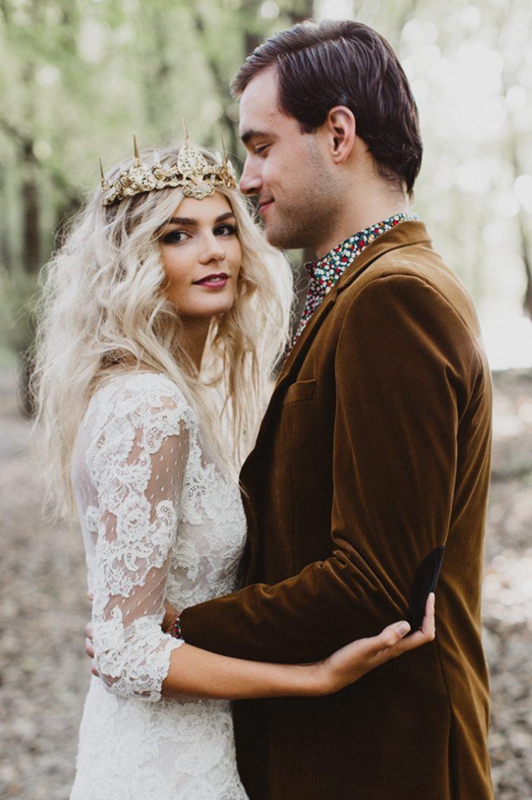 2023 High Low Bohemian Lace Wedding Dresses Sexy Illusion Back Split Front V Neck Boho Beach Bride Dress Half Sleeves Chic Country Style Bridal Gowns