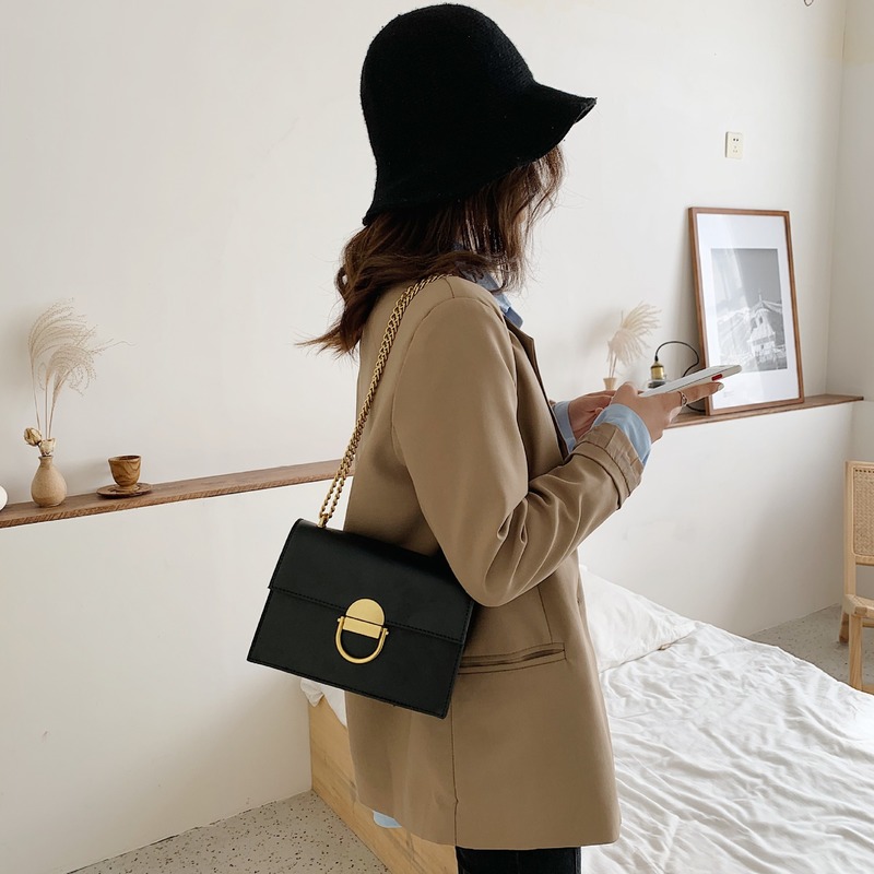 Korean Version of the Buckle Bags Handbags, Spring 2020 New Fashion Chain Small Package Shoulder Shoulder Bag, Black
Korean Version of the Buckle Bags Handbags, Spring 2020 New Fashion Chain Small Package Shoulder Shoulder Bag, Black