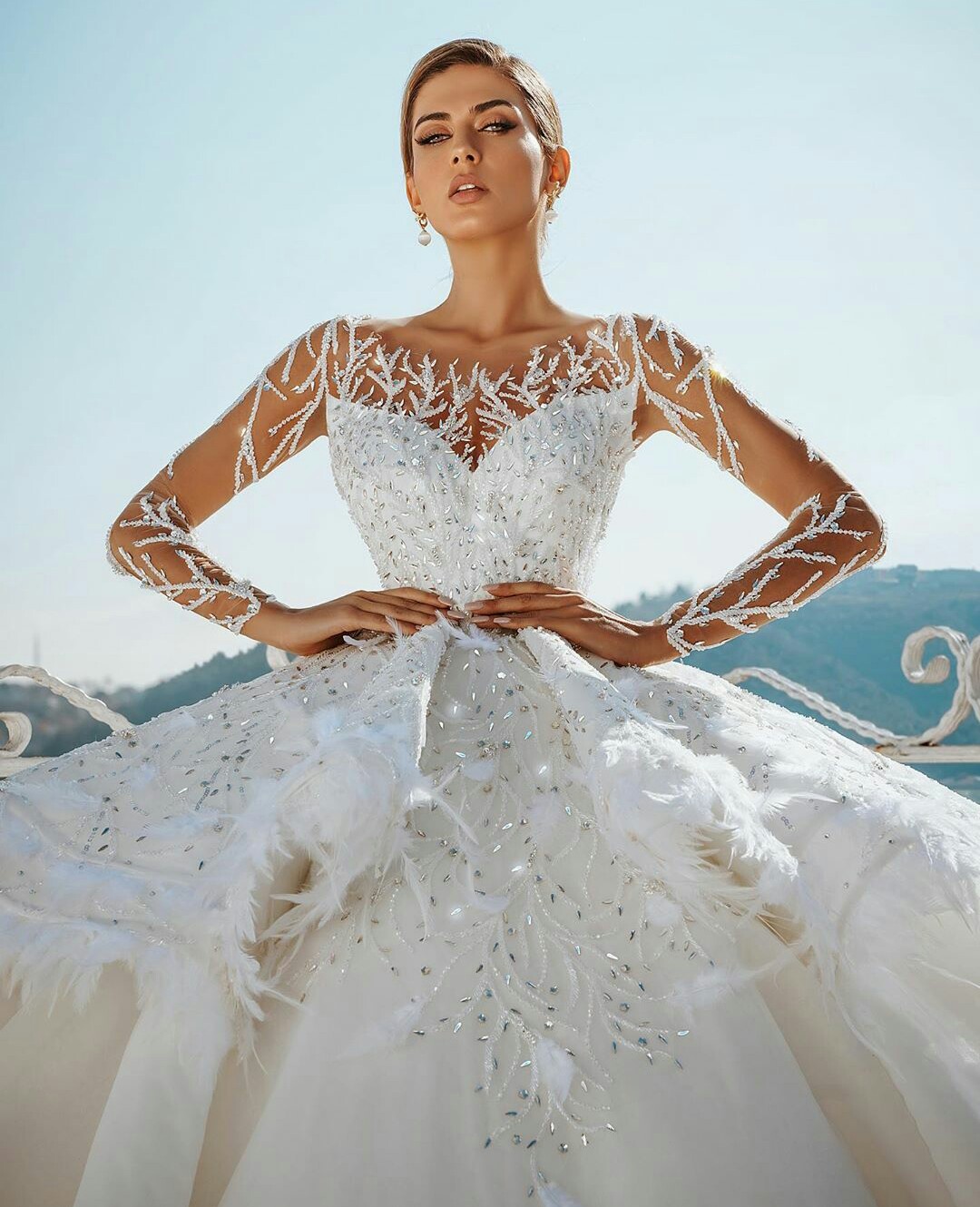 Dubai Crystal Ball Gown Wedding Dresses 2021 Plus Size Bridal Gowns Sheer Long Sleeves Lace Feathers vestido de novia