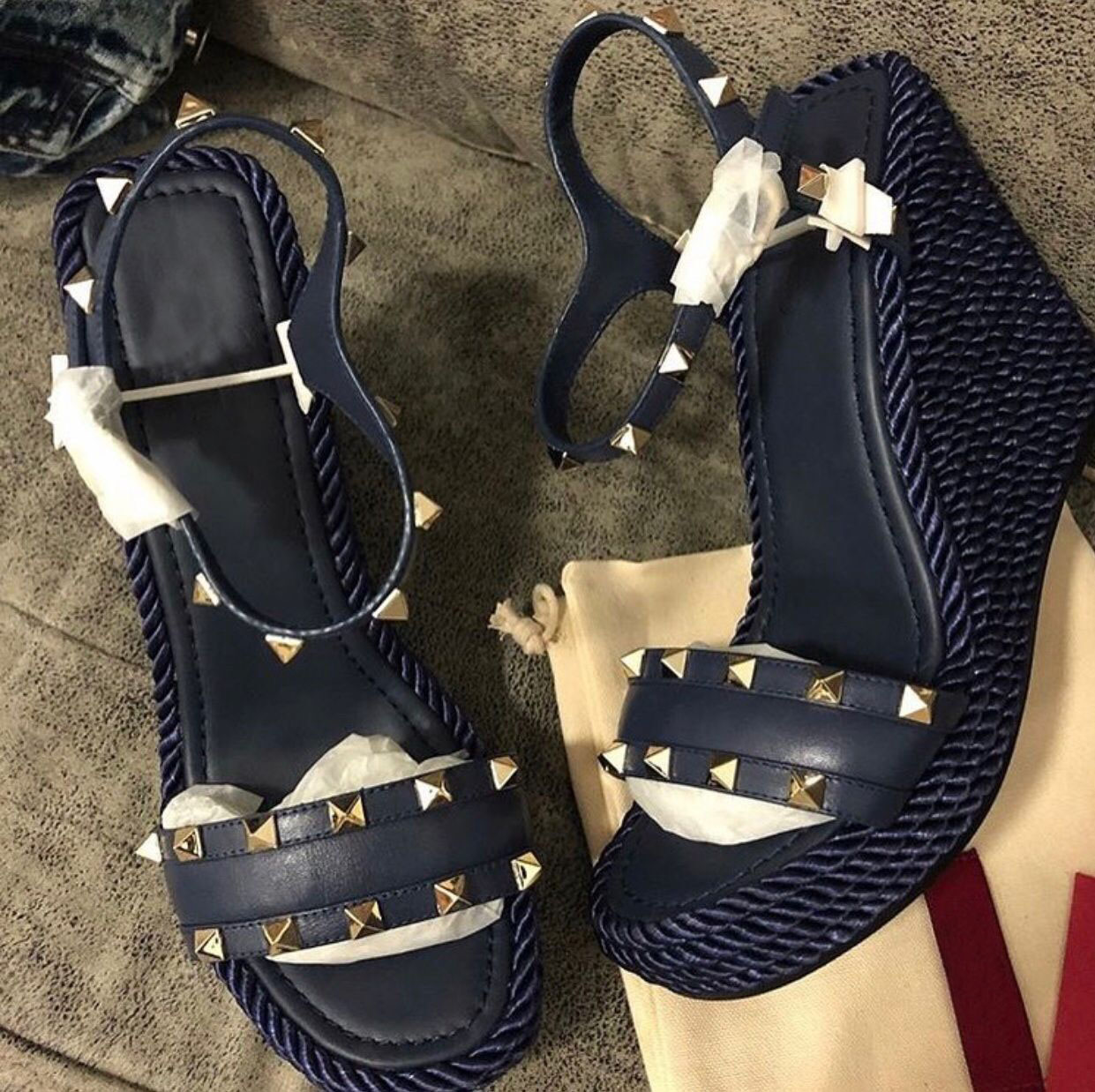 Famous Brands Ladies Rock Studs Wedges Sandals Studded Ladies Ankle Strap Women's Designer High Heels Party Dress Wedding EU35-43,With Box
Famous Brands Ladies Rock Studs Wedges Sandals Studded Ladies Ankle Strap Women's Designer High Heels Party Dress Wedding EU35-43,With Box