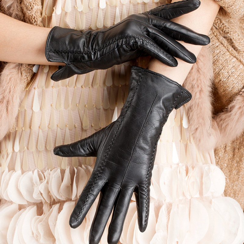 Women's fashion simple striped sheepskin gloves, winter personality to keep warm leather gloves
Women's fashion simple striped sheepskin gloves, winter personality to keep warm leather gloves