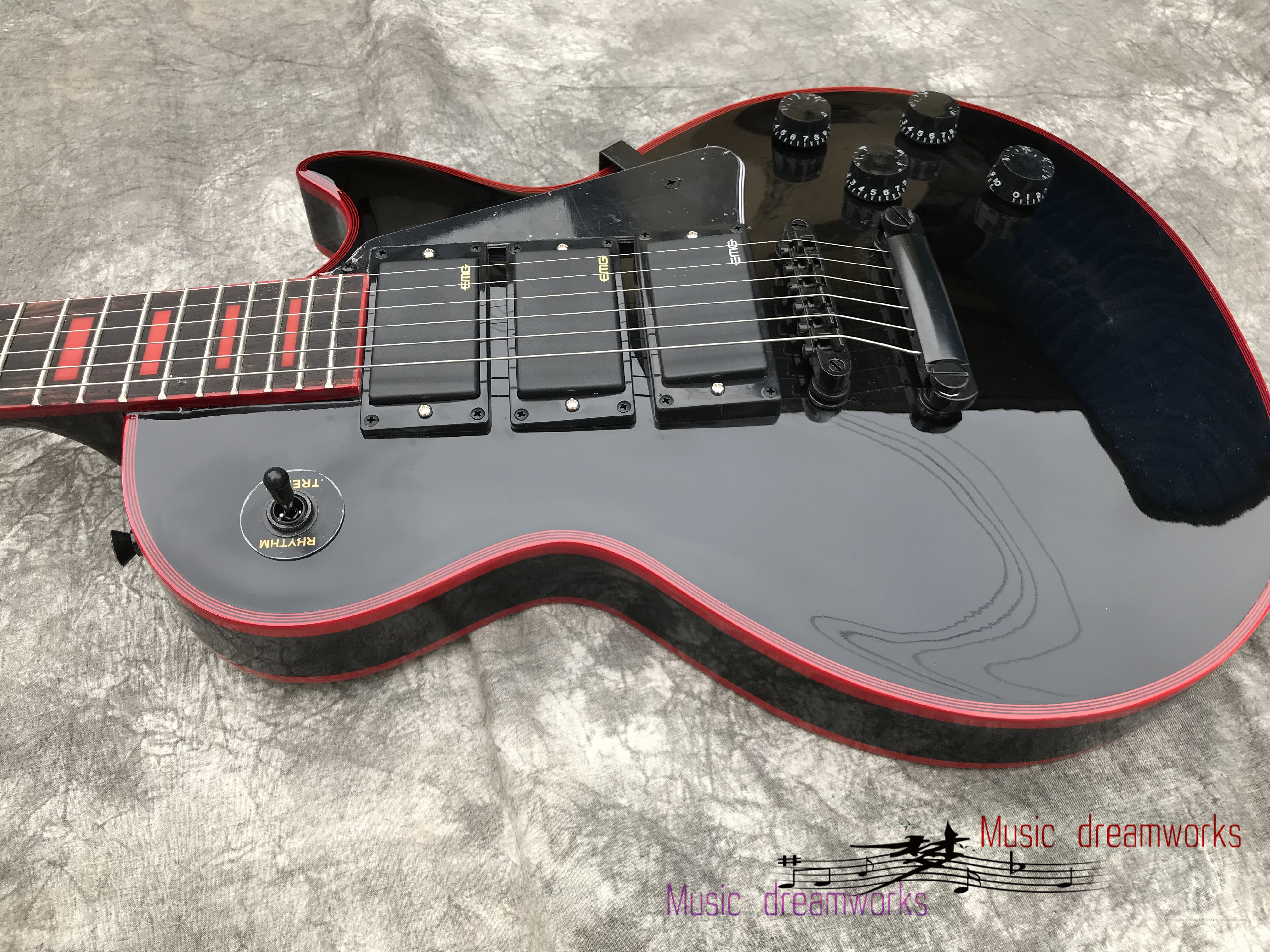 New Electric Guitar Wholesale From China maple wood.G custom guitar 3 pick-up style Red binding and inlays and LOGO
New Electric Guitar Wholesale From China maple wood.G custom guitar 3 pick-up style Red binding and inlays and LOGO
