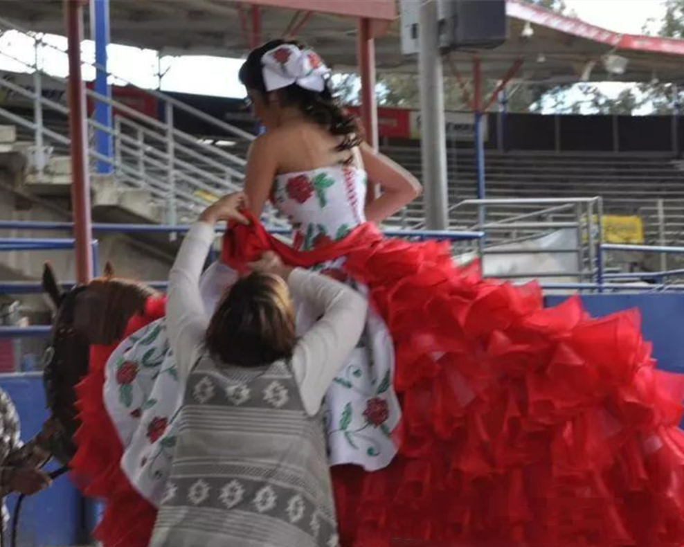 2021 Traditional Embroidery Quinceanera Dresses Tiered Skirt Ball Gown White And Red Back Lace-Up Sweet 16 Dress Long Prom Party Gowns vestidos 15