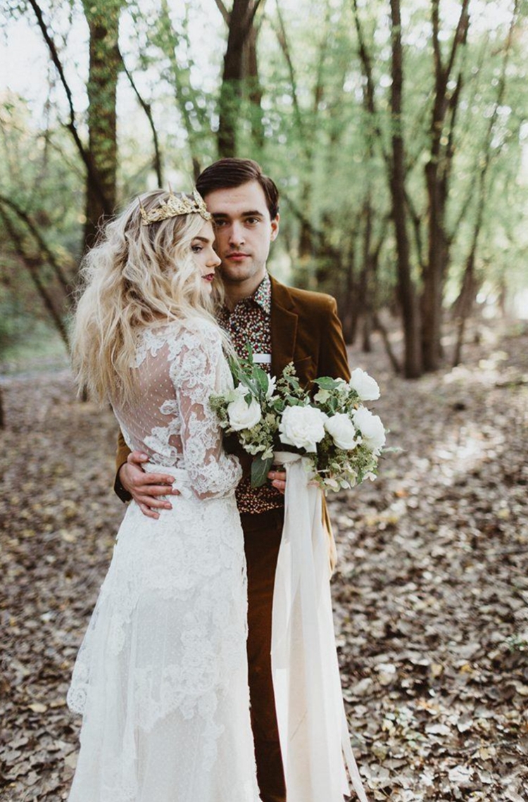 2023 High Low Bohemian Lace Wedding Dresses Sexy Illusion Back Split Front V Neck Boho Beach Bride Dress Half Sleeves Chic Country Style Bridal Gowns