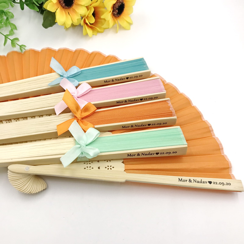 Party Favor 50PCS Personalized Wedding Silk Fabric Fan Tied With Ribbon Custom Printing Name And Date Hand Foldable DROP
Party Favor 50PCS Personalized Wedding Silk Fabric Fan Tied With Ribbon Custom Printing Name And Date Hand Foldable DROP