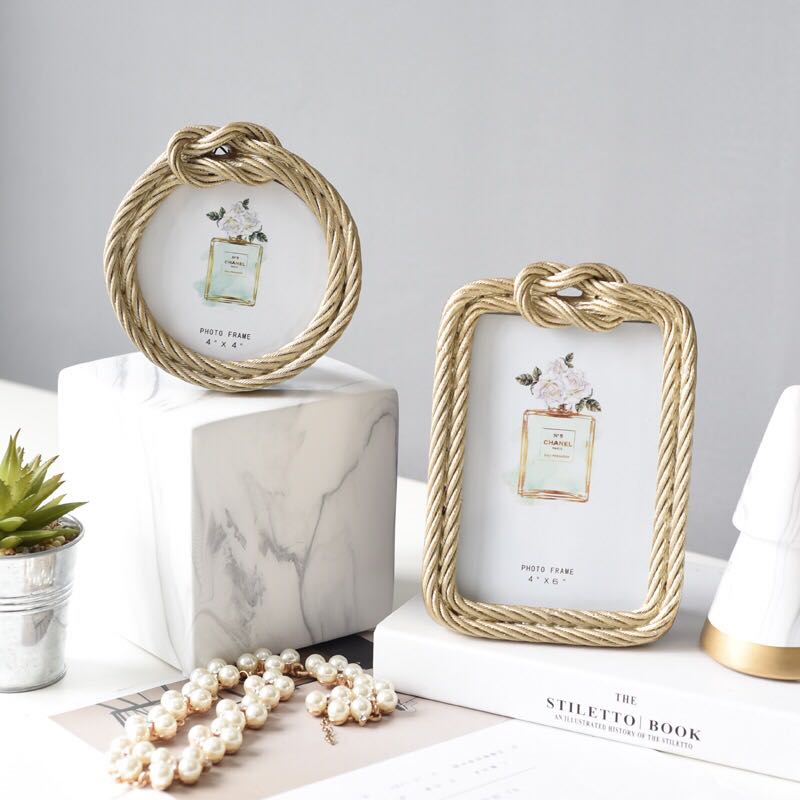 LIGHT LUXURY SIMPLE CREATIVE ROUND PHOTO FRAME ROOM BEDROOM WEDDING PERSONALIZED DECORATIONS 6-INCH PITURES FRAME SET UP
LIGHT LUXURY SIMPLE CREATIVE ROUND PHOTO FRAME ROOM BEDROOM WEDDING PERSONALIZED DECORATIONS 6-INCH PITURES FRAME SET UP