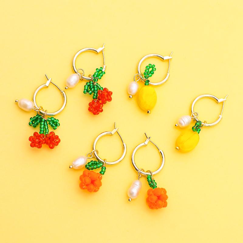 AMORCOME Korea Cute Fruit Earrings for Women Girls Handmade Beaded Orange Cherry Pendant Hoop Earrings Summer Jewelry Brincos
AMORCOME Korea Cute Fruit Earrings for Women Girls Handmade Beaded Orange Cherry Pendant Hoop Earrings Summer Jewelry Brincos