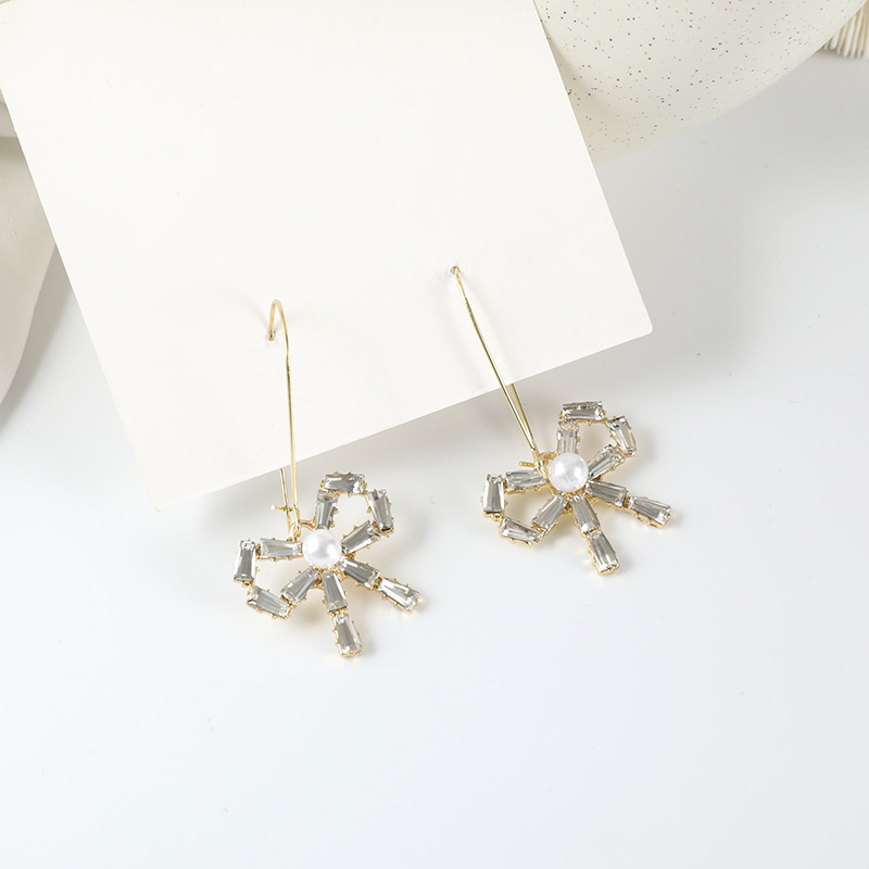 Glamour Fashion Earrings Temperament Korean Version Of The New Simple Super Flash Crystal Bow Female Face Thin Earrings
Glamour Fashion Earrings Temperament Korean Version Of The New Simple Super Flash Crystal Bow Female Face Thin Earrings