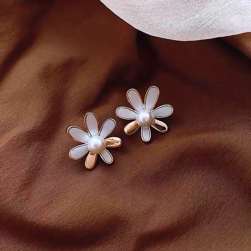 High Grade Irregular Daisy Flower Earrings For Women 2020 New Chic Jewelry Simple Pendientes Gifts
High Grade Irregular Daisy Flower Earrings For Women 2020 New Chic Jewelry Simple Pendientes Gifts