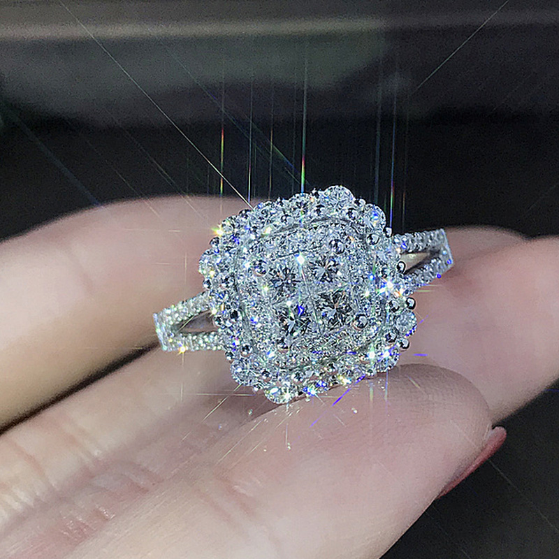 Huitan New Arrival Luxury Women Wedding Finger Ring Princess Cut Cubic Zircon Stone Evening Party Best Gift for Wife Trendy Ring
Huitan New Arrival Luxury Women Wedding Finger Ring Princess Cut Cubic Zircon Stone Evening Party Best Gift for Wife Trendy Ring