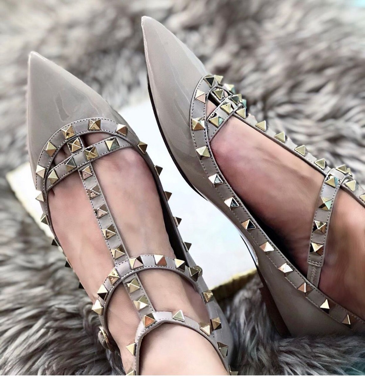 Designer Luxury Rock Stud Sandals Pointed Toe Women Ballerinas Flats Elegant Lady T Ankle Straps Rivets Walking Ballets With Box,EU43
Designer Luxury Rock Stud Sandals Pointed Toe Women Ballerinas Flats Elegant Lady T Ankle Straps Rivets Walking Ballets With Box,EU43