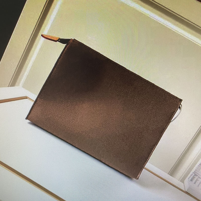 M47542 Women Luxurys POCHETTE VOYAGE Toiletry Kits Toilet Handbags Leather Men Clutch Cosmetic Bag designers Wrist Coin Purse
M47542 Women Luxurys POCHETTE VOYAGE Toiletry Kits Toilet Handbags Leather Men Clutch Cosmetic Bag designers Wrist Coin Purse